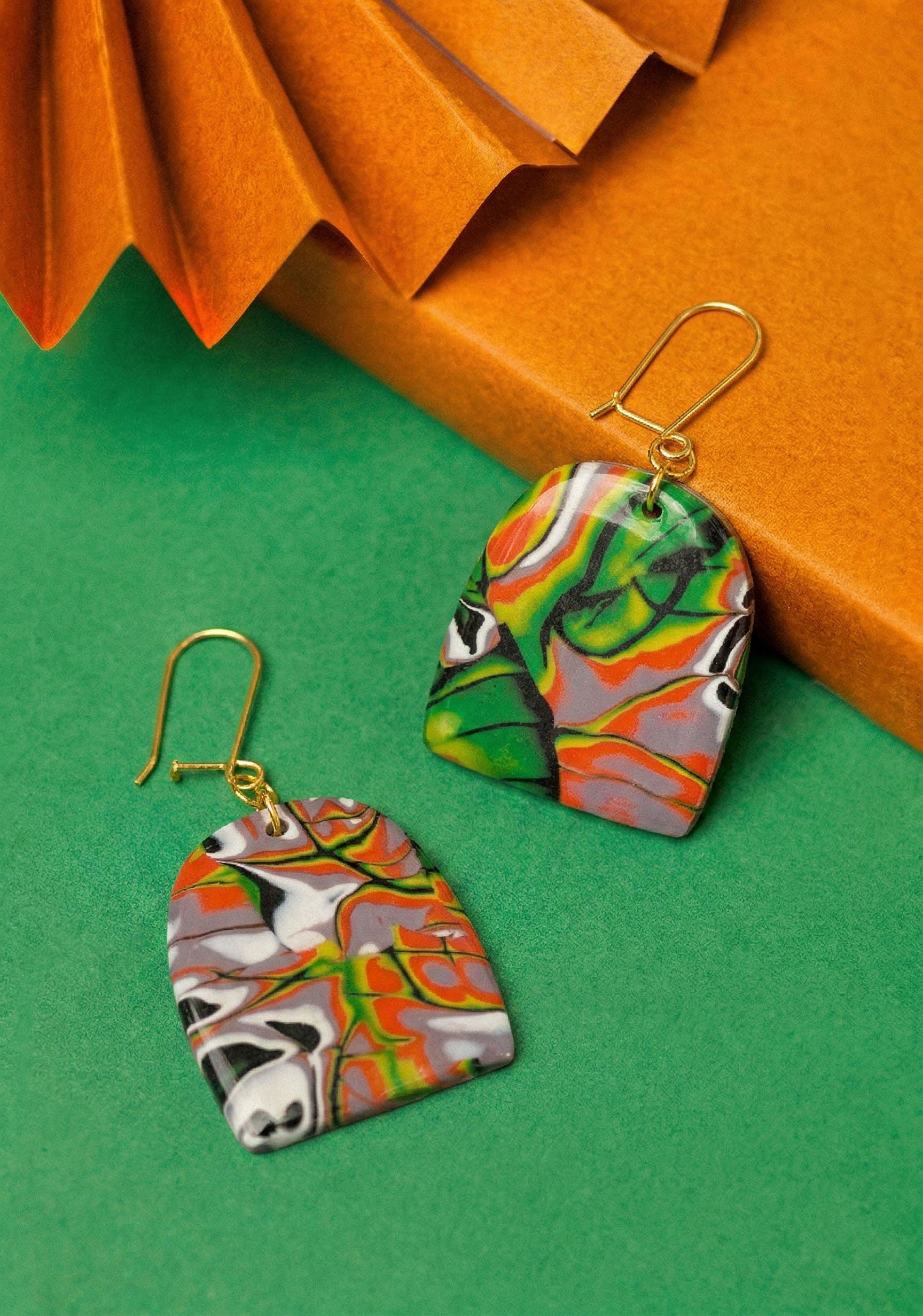 Elongated clay drops in graffiti swirl. An everyday dose of Berlin colour.