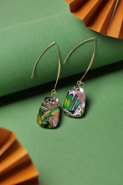 Marbled clay drops in red, green and black with a long gold hook. Lightweight, bold, and handmade in Berlin.
