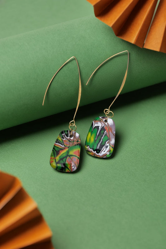 Marbled clay drops in red, green and black with a long gold hook. Lightweight, bold, and handmade in Berlin.