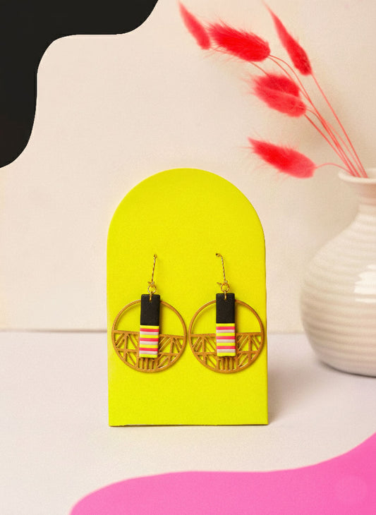 Statement striped clay in a gold hoop frame. Graphic but wearable.